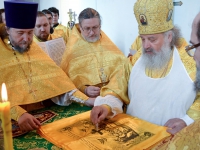 Перед Божественной литургией в Благовещенском соборе Павлодара епископ Варнава совершил освящение антиминсов